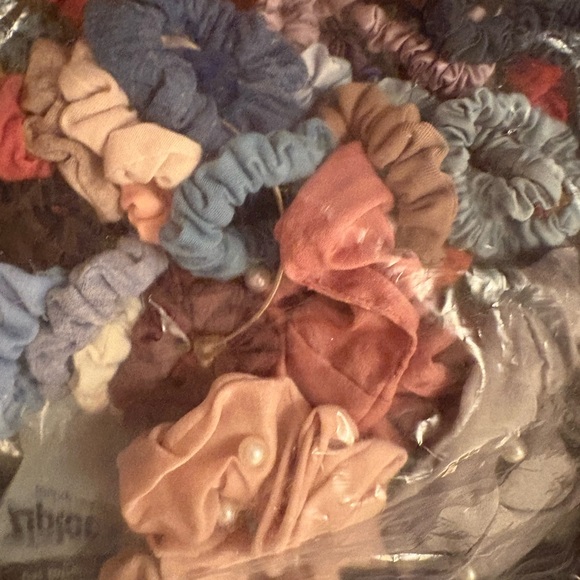 Assorted Hair Accessories Collection Large Box - Picture 6 of 6